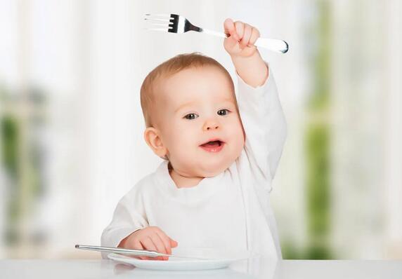 聪明宝宝常有的5个特征，婴儿吃手只是其中一个